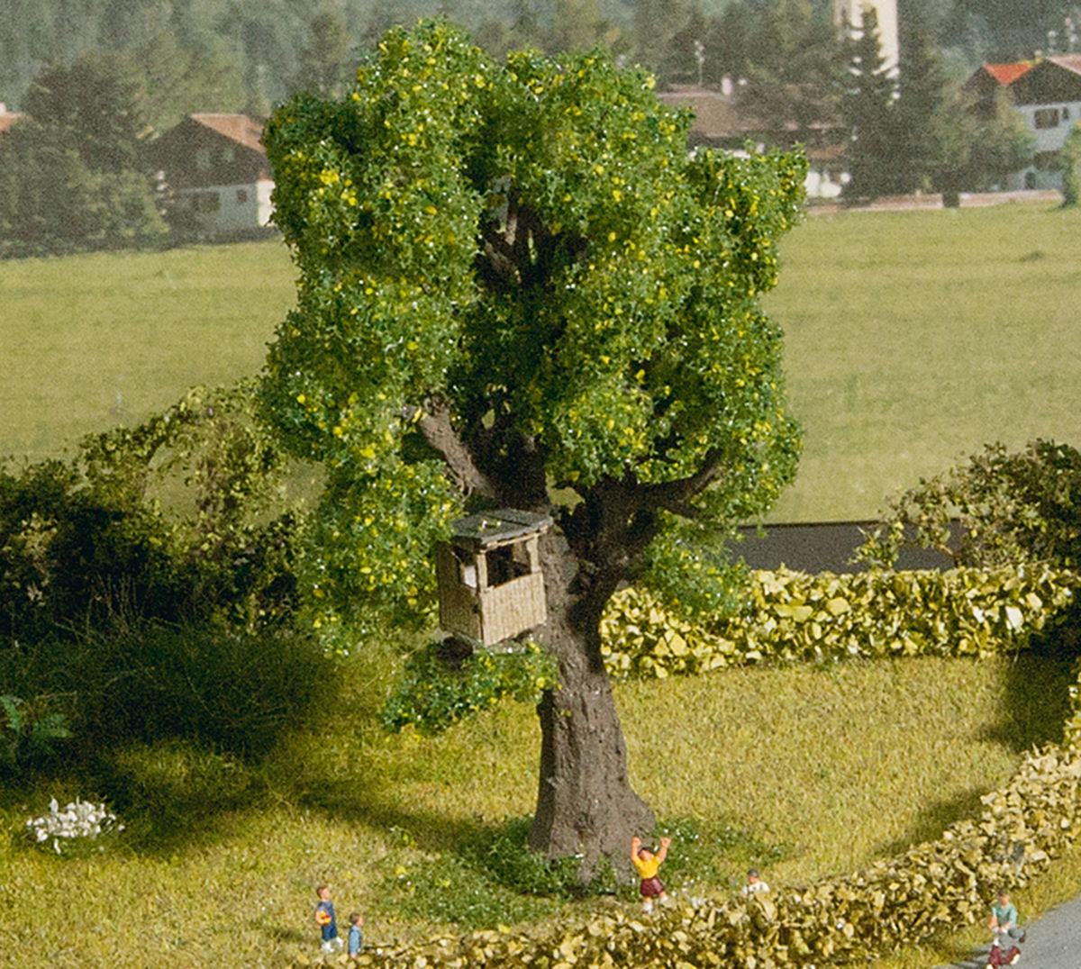 Noch Oak Tree with Treehouse 10cm N21766