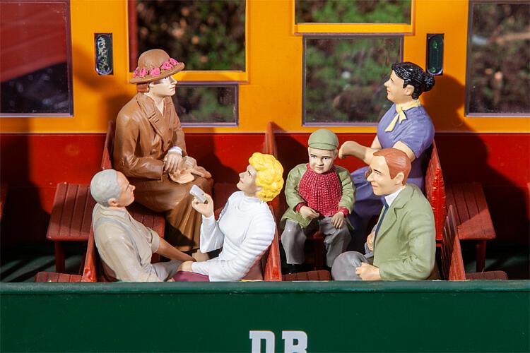 Pola Seated Passengers (6) Figure Set PO331502