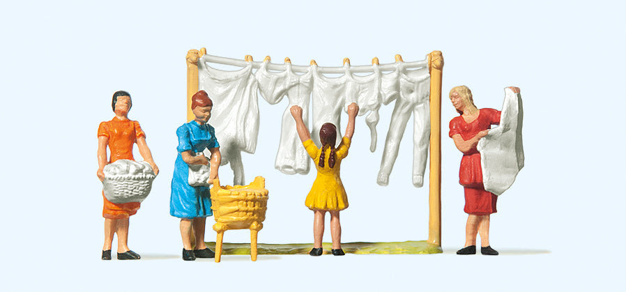 Preiser Women Hanging Washing (4) Standard Figure Set PR14050