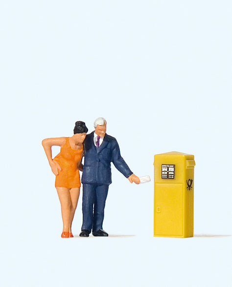 Preiser Couple at the Mailbox Figure PR28194