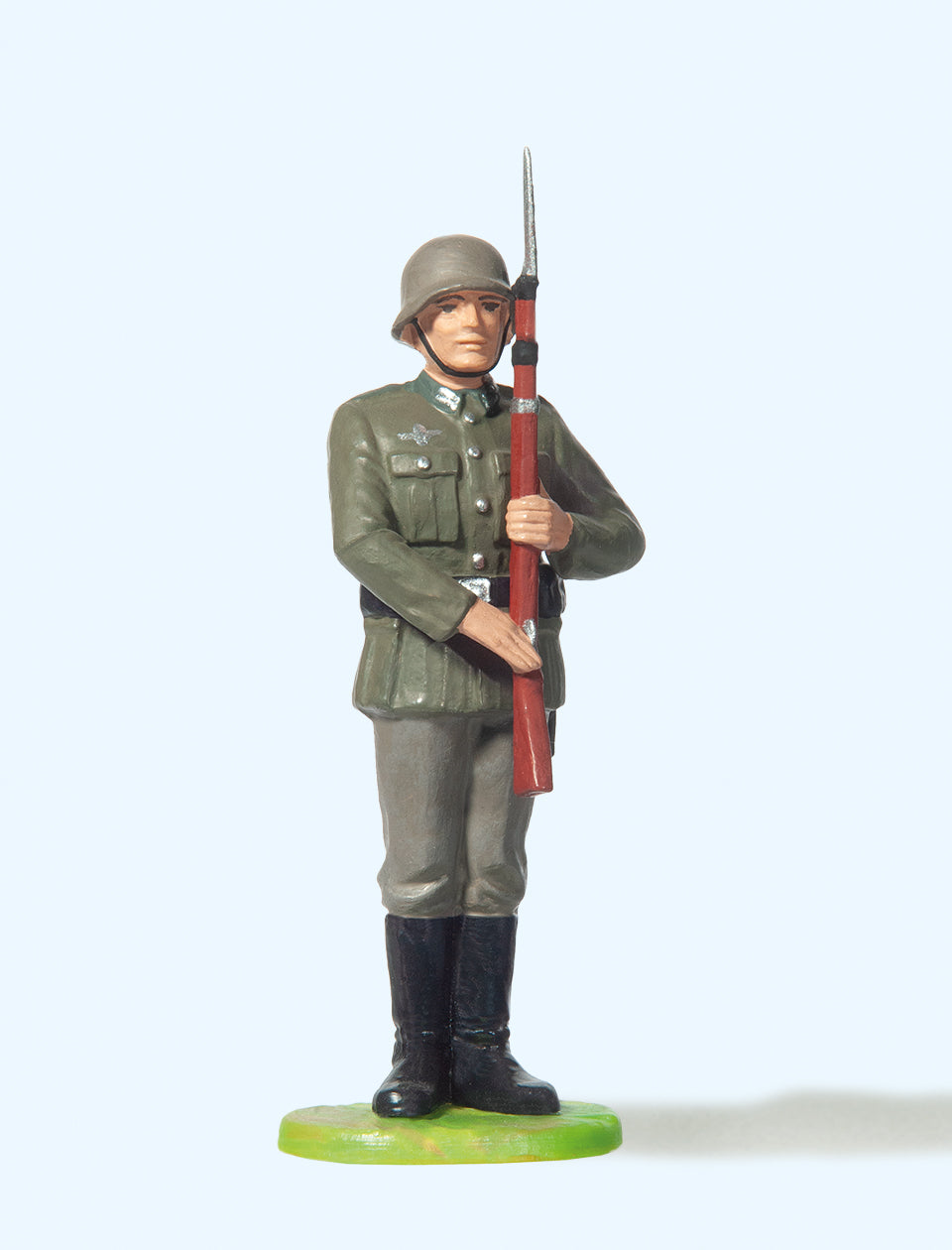 Preiser German Reich 1939-45 Sodier Standing Presenting Arms Figure PR56003