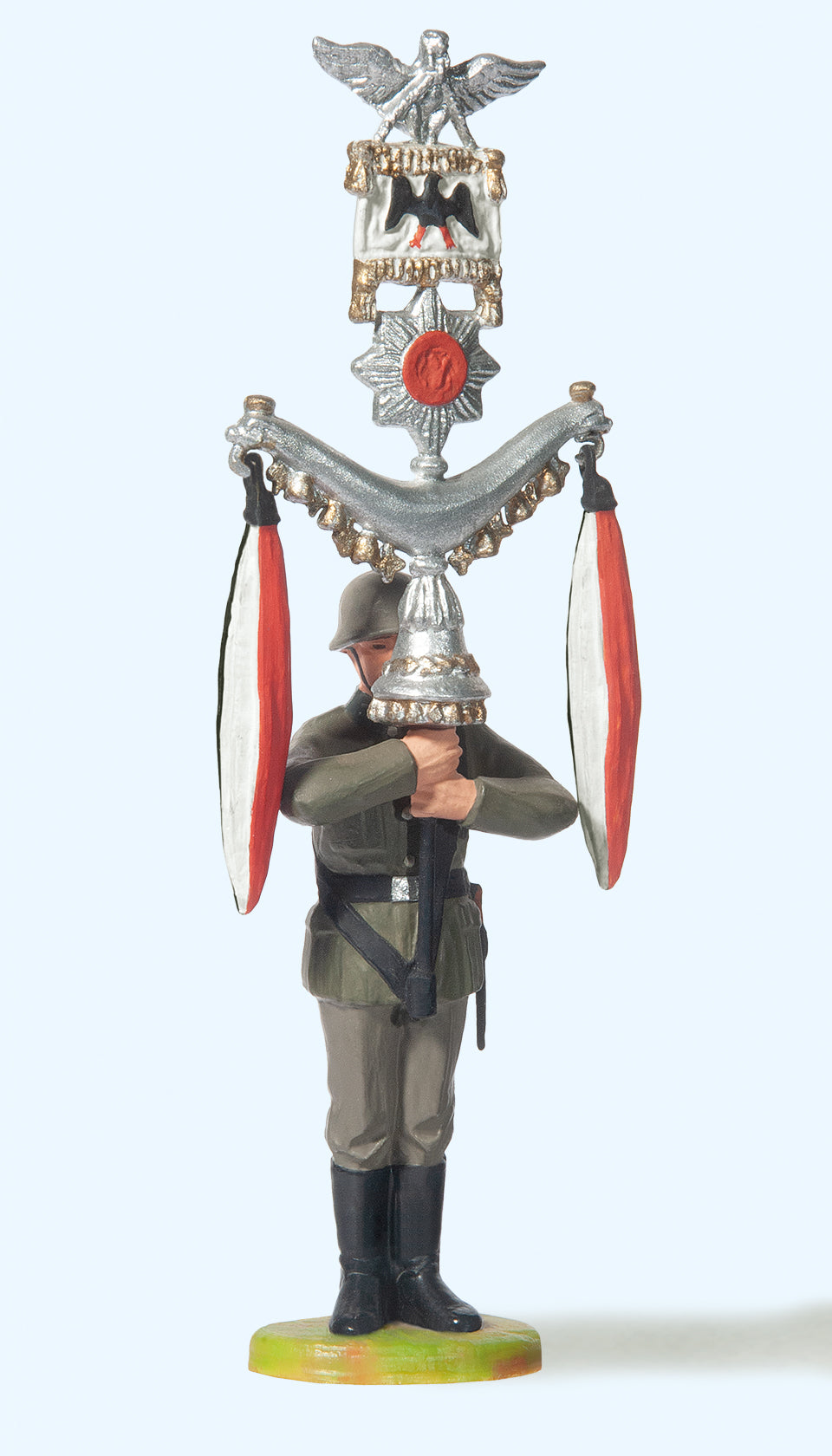 Preiser German Reich 1939-45 Sodier Standing with Crescent Figure PR56032