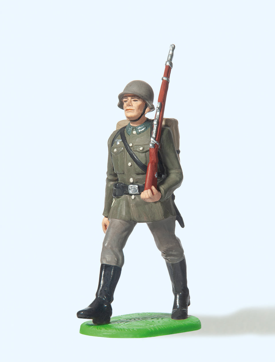 Preiser German Reich 1939-45 Soldier Marching with Kit Bag Figure PR56054