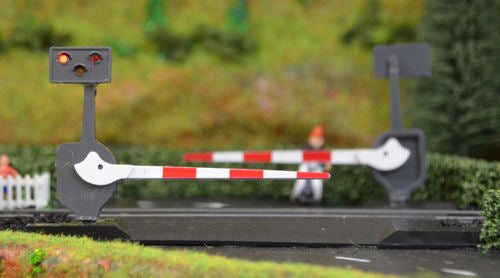 Train Tech Level Crossing Barrier Set with Light &amp; Sound (OO) Single TTLC10