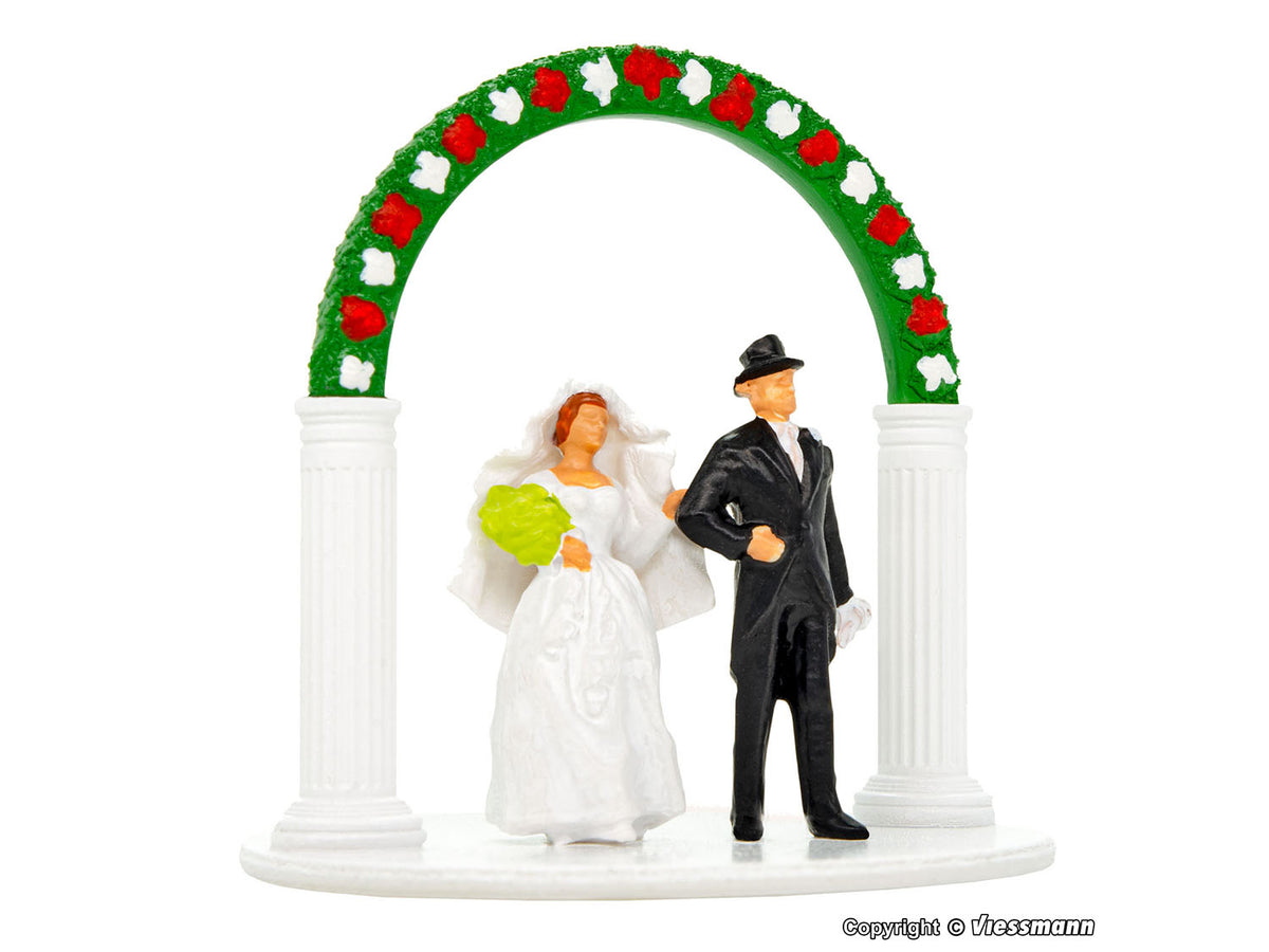 Vollmer Bride &amp; Groom with Wedding Arch Figure Set VO42365