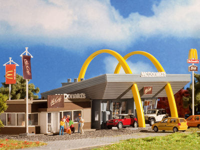 Vollmer McDonald&#39;s with McCafe and Accessories Kit VO47766